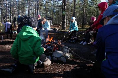 Lapset evästauolla metsäpäivässä.