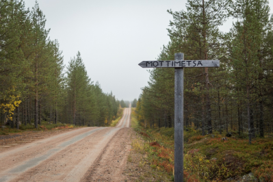 The road to Mottimetsä with a sign saying “Mottimetsä”.