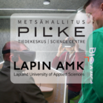 Kaksi aikuista katsovat virtuaalilaseilla ja mies seisoo vieressä. Metsähallitus / Tiedekeskus Pilkkeen ja Lapin amk:n liiketunnukset ovat kuvan edessä.