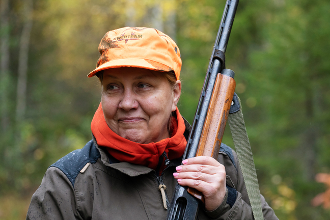 Nainen metsässä metsästämässä.