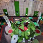 Puurakenteinen kammi vihreillä kankailla Tiedekeskus Pilkkeessä. Kammissa on metsäaiheisia peljä.