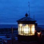 Utö-majakkasaari tummansinisen taivaan reunalla.