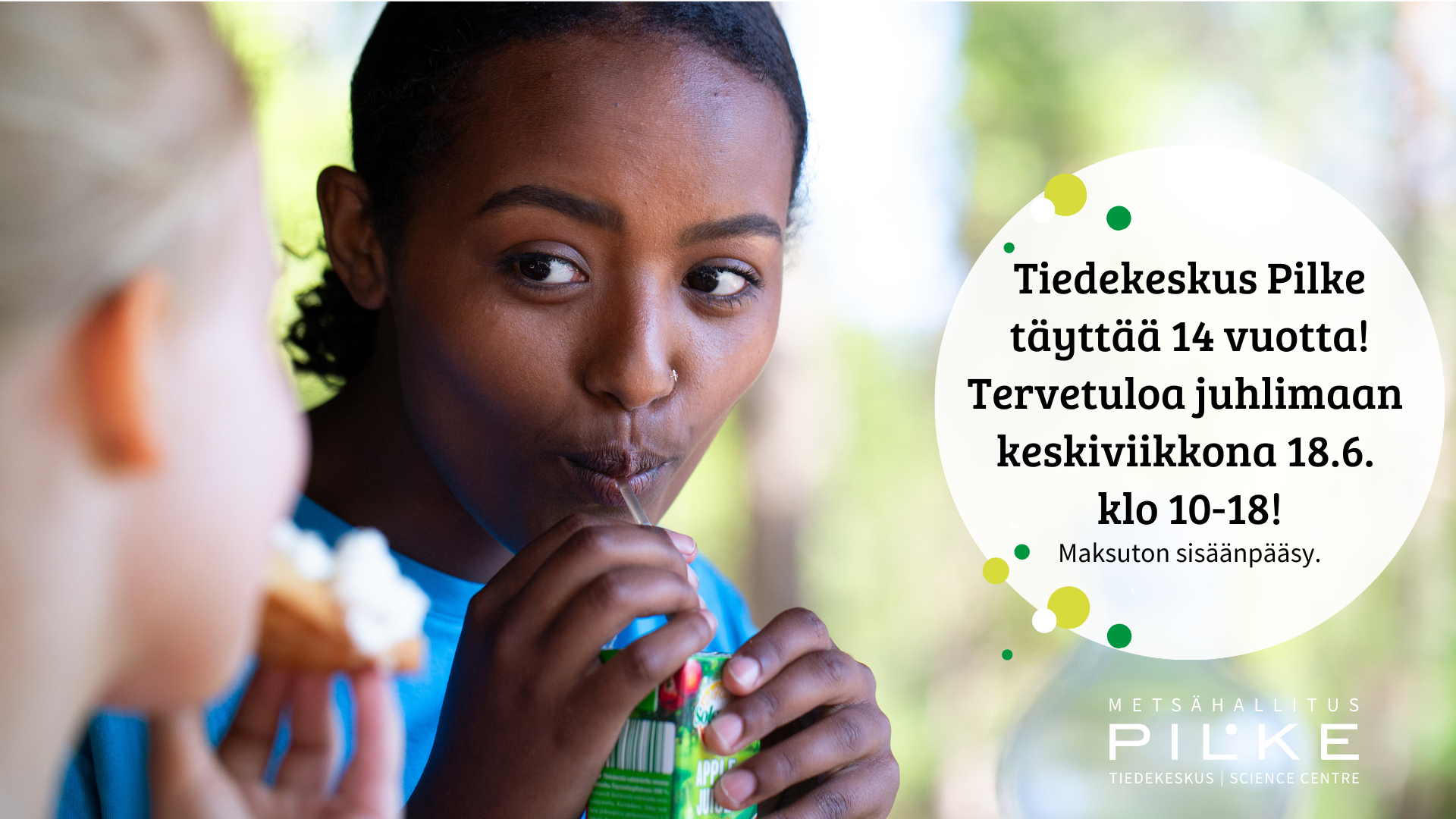 Nuori nainen juo pillimehua ja katsoo toista henkilöä. Tiedekeskus Pilke täyttää 14 vuotta! Tervetuloa juhlimaan keskiviikkona 18.6.2025 klo 10-18.